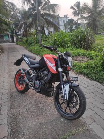 ktm-duke-200-bs3-big-1