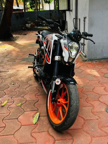 ktm-duke-390-abs-2013-dec-2014-big-1